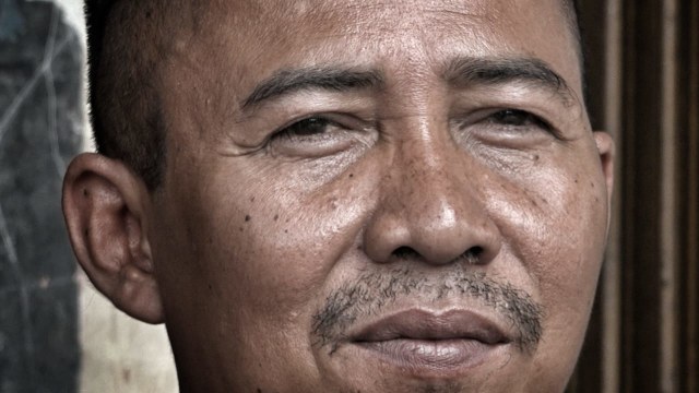 Catur Bambang (45) Pendiri Bengkel untuk Difabel, saat memodifikasi motor roda tiga di kawasan Rempoa, Ciputat, Tangerang Selatan, Kamis (9/8/2018). (Foto: Tomy Wahyu Utomo/kumparan)