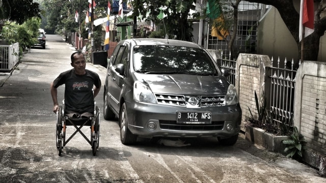 Catur Bambang (45) Pendiri Bengkel untuk Difabel, tiba di lokasi bengkelnya di kawasan Rempoa, Ciputat, Tangerang Selatan, Kamis (9/8/2018). (Foto: Tomy Wahyu Utomo/kumparan)