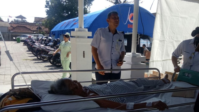 Pasien-pasien RSUP Sanglah dari Cempaka dan Angsoka yang sempat keluar ruangan dibawa ke ruangan sementara di Cempaka Barat, Anggrek dan Kamboja pasca gempa Lombok, Kamis (9/8/2018). (Foto: Cisilia Agustina Siahaan/kumparan)