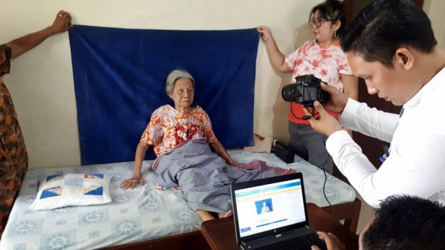 Datangi Ranjang Lansia untuk Rekam E-KTP (Foto: dok. Istimewa)