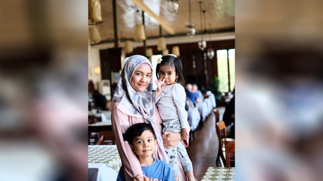 Intan Nuraini dan kedua anaknya. (Foto: Instagram/@intan_nuraini23)