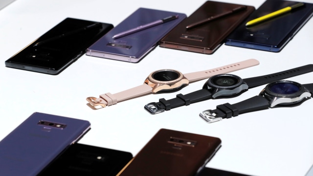 Samsung Galaxy Note 9 dan Galaxy Watch. (Foto: REUTERS/Lucas Jackson)
