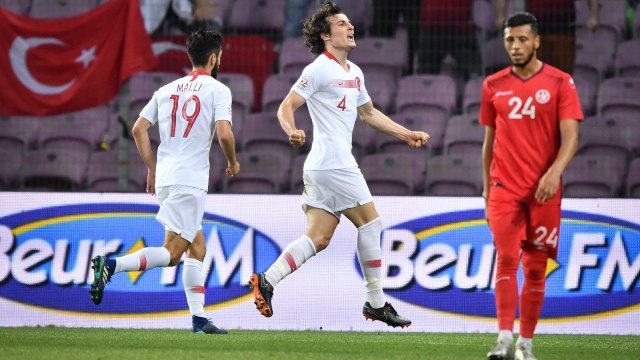 Bek Timnas Turki, Caglar Soyuncu. (Foto: Fabrice Coffrini/AFP)
