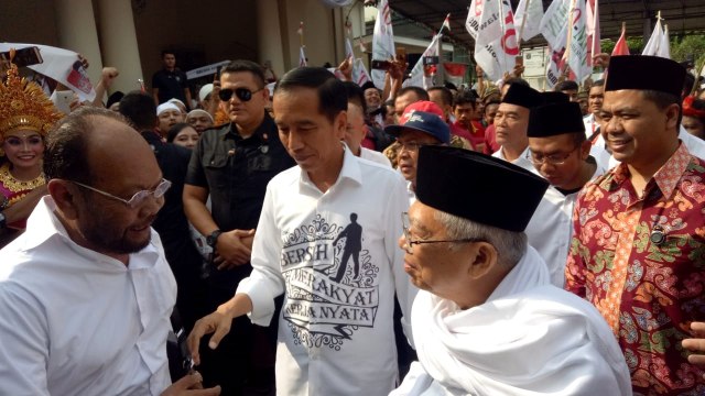 Jokowi dan Ma'ruf Amin tiba di Gedung Joang 45, Jumat (10/8/2018). (Foto: Aprilandika Pratama/kumparan)