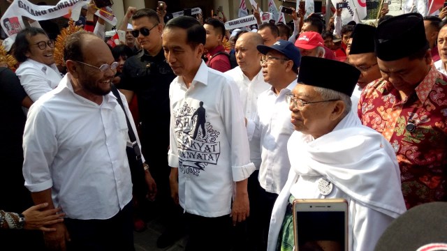 Jokowi dan Ma'ruf Amin tiba di Gedung Joang 45, Jumat (10/8/2018). (Foto: Aprilandika Pratama/kumparan)