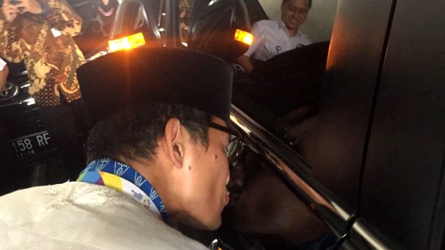 Wakil Gubernur DKI Jakara, Sandiaga Uno mencium mobil dinasnya karena terakhir kali naik mobil tersebut, Jumat (10/8/2018). (Foto: Fachrul Irwinsyah/kumparan)