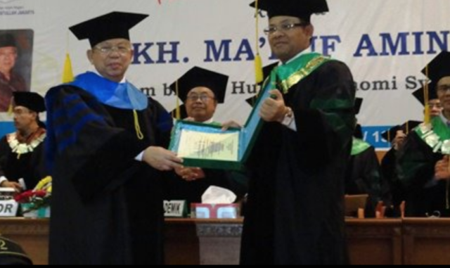 Ma'ruf Amin menerima gelar doktor HC dari UIN Syarif Hidayatullah Jakarta, 5 Mei 2012. (Foto: Facebook MUI)
