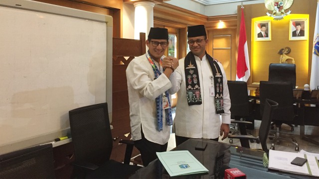 Sandiaga Uno (kiri) berjabat tangan kepada Anies Baswedan di Balai Kota, Jakarta, Jumat (10/8/2018). (Foto: Moh Fajri/kumparan)