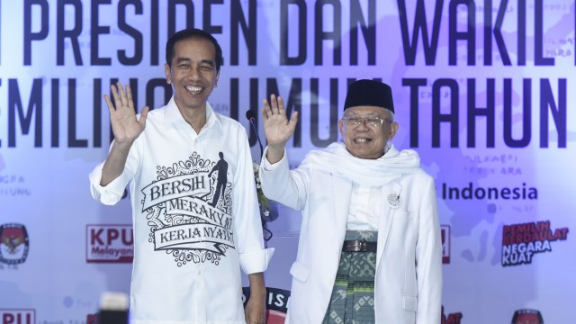 Capres Jokowi dan Cawapres Ma'ruf Amin melambaikan tangan seusai mendaftarkan diri di gedung KPU, Jakarta, Jumat (10/8/2018). (Foto: ANTARA FOTO/Hafidz Mubarak A)