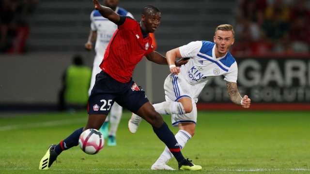 James Maddison (kanan) dalam pertandingan persahabatan mengadapi Lille OSC. (Foto: Reuters/Matthew Childs)