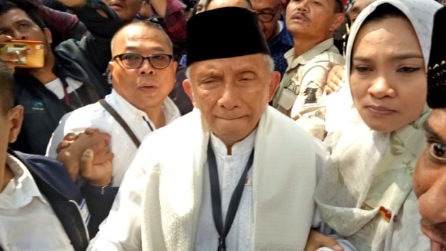 Amien Rais tiba di KPU, Jumat (10/8/2018). (Foto: Nabilla Fatiara/kumparan)
