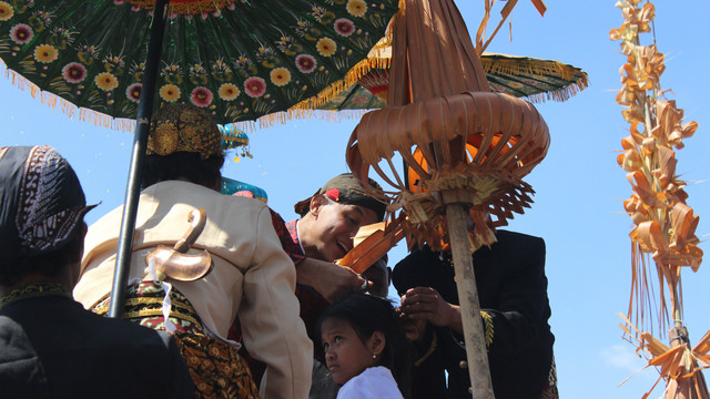 Ganjar Pranowo memotong rambut gimbal di Dieng Culture Festival 2018 (Foto: Andri Setiawan)