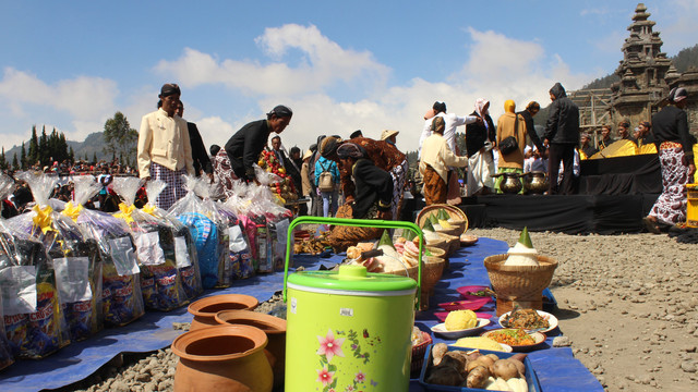 Makanan dan Bingkisan untuk Anak Gimbal di di Dieng Culture Festival 2018 (Foto: Andri Setiawan)