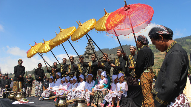 Barisan Anak Gimbal di Dieng Culture Festival 2018 (Foto: Andri Setiawan)
