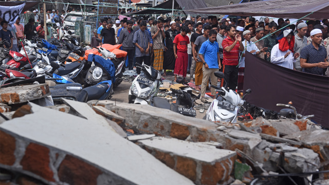 Warga korban gempa bersiap melaksanakan salat Jumat di sekitar tempat pengungsian Pemenang, Lombok Utara, NTB, Jumat (10/8). (Foto: ANTARA FOTO/Zabur Karuru)