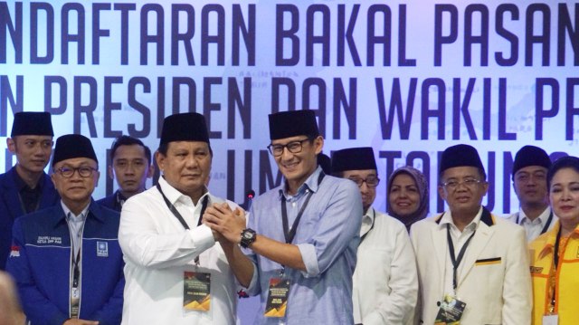 Prabowo Subianto dan Sandiaga Uno berjabat tangan usai mendafatar capres dan cawapres di KPU, Jakarta, Jumat (10/8/2018). (Foto: Fanny Kusumawrdhani/kumparan)