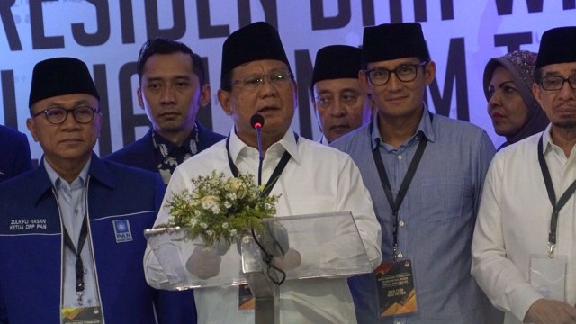 Prabowo dan Sandi foto bersama usai melakukan konfrensi pers di Gedung KPU, Jakrta, Jumat (10/8/2018). (Foto: Fanny Kusumawrdhani/kumparan)