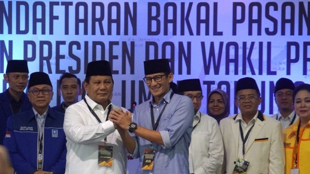 Prabowo dan Sandi foto bersama usai melakukan konfrensi pers di Gedung KPU, Jakrta, Jumat (10/8/2018). (Foto: Fanny Kusumawrdhani/kumparan)