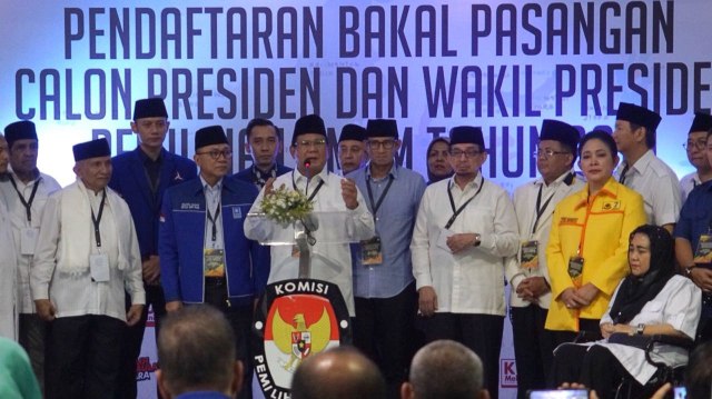 Prabowo dan Sandi usai jumpa pers di KPU, Jakarta, Jumat (10/8/2018). (Foto: Fanny Kusumawardhani/kumparan)
