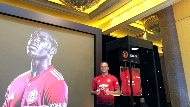 Eks pemain Manchester United, Wes Brown, berfoto dengan kostum United anyar di Hotel Mulia, Jakarta, Jumat (10/8/2018).  (Foto: Arif Utama/kumparan)