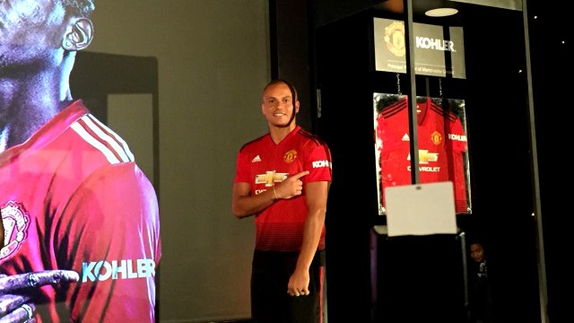 Eks pemain Manchester United, Wes Brown, berfoto dengan kostum United anyar di Hotel Mulia, Jakarta, Jumat (10/8/2018).  (Foto: Arif Utama/kumparan)
