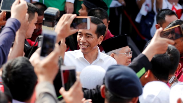 Joko Widodo bersalaman dengan Ma'ruf Amin bergerak menuju Gedung KPU, Jumat (10/8/2018). (Foto: Reuters/Darren Whiteside)