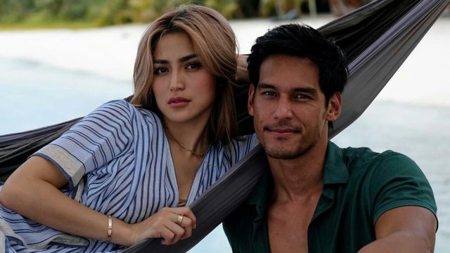 Jessica Iskandar dan Richard Kyle tengah berpose bersama saat liburan di Mentawai. (Foto: Instagram @richo_kyle)