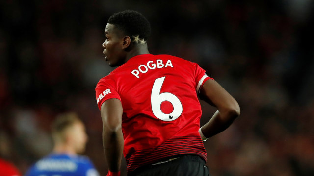 Paul Pogba membela Manchester United pada laga kontra Leicester City di Stadion Old Trafford. Foto: Andrew Boyers/Reuters
