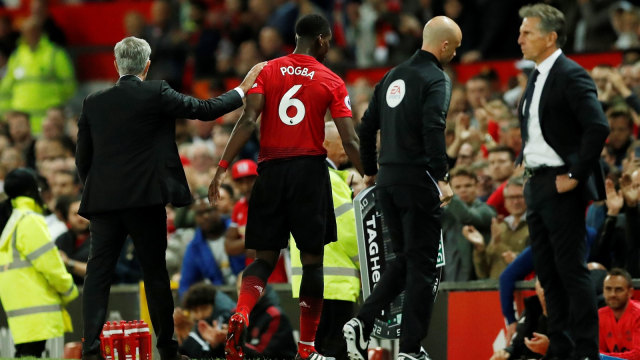 Mourinho menepuk pundak Pogba. (Foto: Reuters/Andrew Boyers )