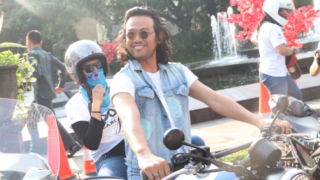 Yigit kesilgan kokragidan uning cumini yalaydi