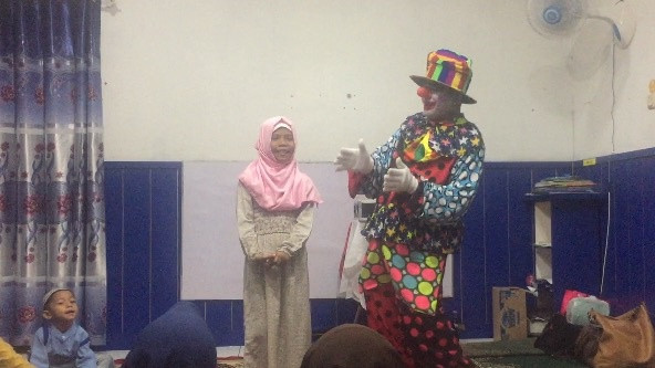 Penampilan Suharno sang badut saat menghibur anak-anak. (Foto: Fachrizal H/kumparan)