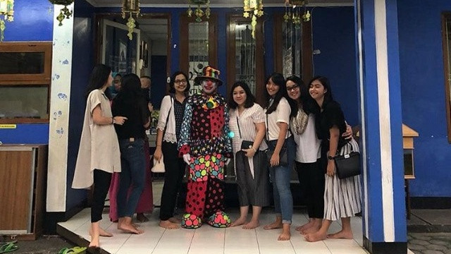 Suharno sedang berfoto bersama. (Foto: Fachrizal H/kumparan)