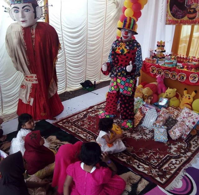Penampilan Suharno sang badut. (Foto: Fachrizal H/kumparan)