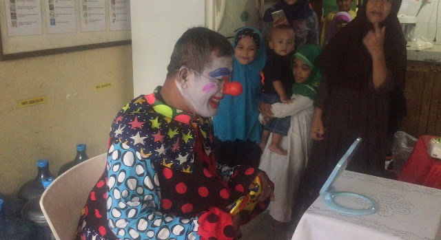 Suharno sang badut sedang bersiap mengenakan kostum. (Foto: Fachrizal H/kumparan)