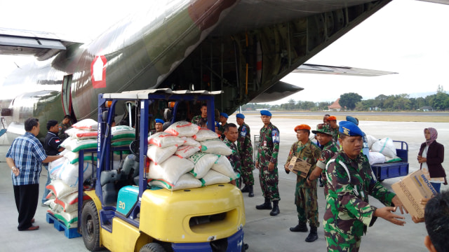 12 ton bantuan dari Yogyakarta disalurkan ke Lombok, Sabtu (11/8/18). (Foto: Arfiansyah Panji Purnandaru/kumparan)
