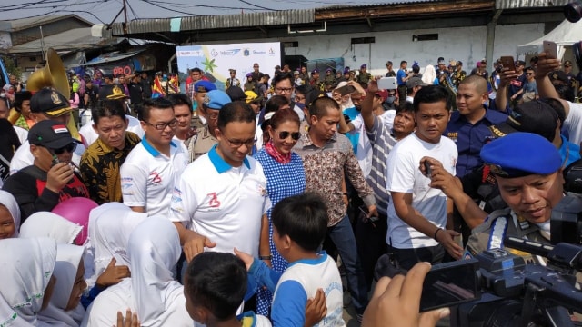 Menteri Kelautan dan Perikanan Susi Pudjiastuti dan Anies Baswedan Gubernur DKI Jakarta di Festival Muara Baru 2018, Sabtu (11/8/18). (Foto: Perum Perindo)