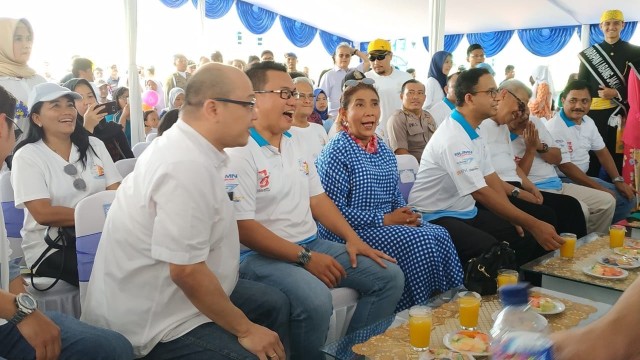 Menteri Kelautan dan Perikanan Susi Pudjiastuti dan Anies Baswedan Gubernur DKI Jakarta di Festival Muara Baru 2018, Sabtu (11/8/18). (Foto: Perum Perindo)