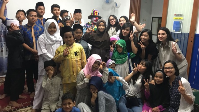 Suharno (berkostum badut) dan anak-anak di Selong, Kebayoran Baru, Jakarta Selatan (11/8). (Foto: Fachrizal Helmi/kumparan)