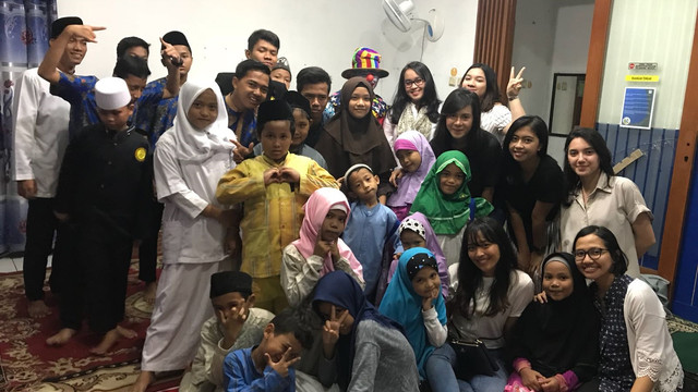 Suharno (berkostum badut) dan anak-anak di Selong, Kebayoran Baru, Jakarta Selatan (11/8). (Foto: Fachrizal Helmi/kumparan)