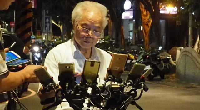 Chen San menggunakan sepeda untuk keliling kota main Pokemon Go. Foto: EXP.GG TW via YouTube