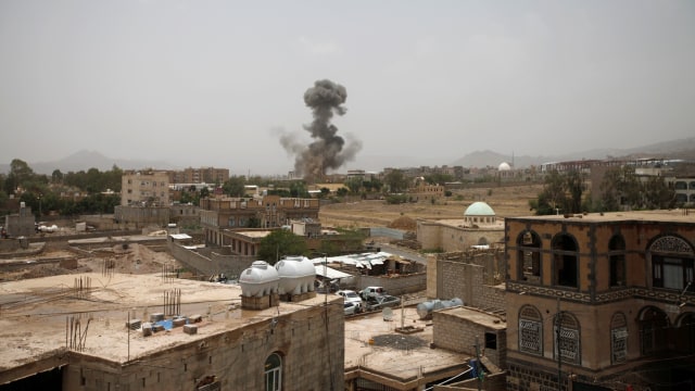 Asap yang mengudara setelah serangan udara di Saada, Yaman (9/8). Foto: REUTERS/Mohamed al-Sayaghi