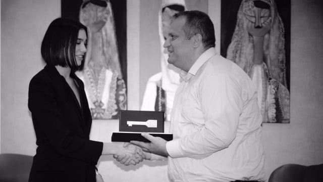 Dua Lipa terima kunci kota Pristina dari Wali Kota Shpend Ahmeti (Foto: Twitter Dua Lipa)