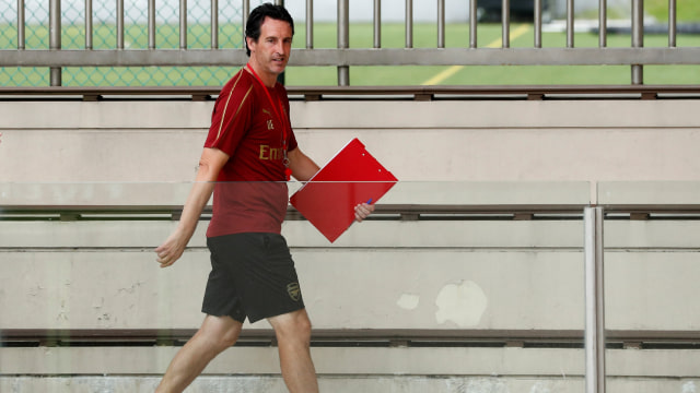 Unai Emery kecolongan. Foto: REUTERS/Edgar Su