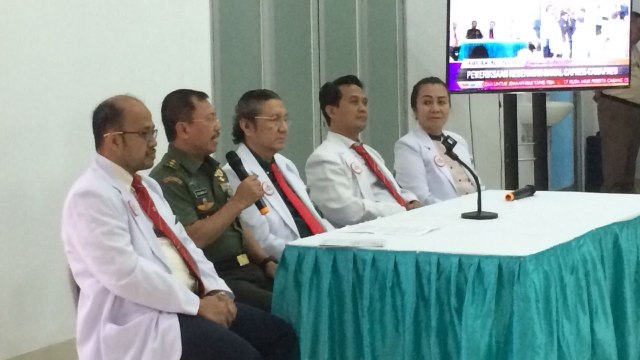 Tim Pemeriksa Kesehatan Capres dan Cawapres, Sekretaris Jenderal PB IDI- Dr. Moh. Adib Khumaidi Sp.OT (kiri), Direktur RSPAD Gatot Subroto - Mayjen TNI dr Terawan Agus Putranto (kedua kiri), SpRad, Ketua Umum PB IDI - Prof. Dr. Ilham Oetama Marsis Sp.OG (tengah), Wakil Ketua Umum IDI -Dr. Daeng M Faqih, SH MH (kedua kanan), dan Ketua Tim pelaksana Penilaian Kemampuan Jasmani dan Rohani - Dr Astronias Bakti Awusi, SpPK, MKes (kanan). (Foto: Dok Istimewa)