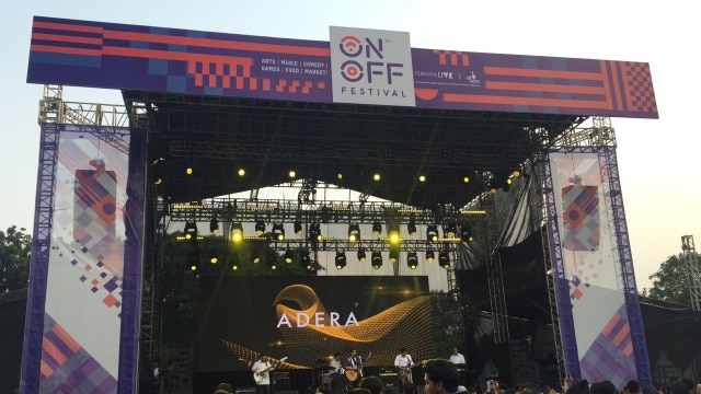 Penampilan Adera di panggung On Off Festival (Foto: Iqbal Dwiharianto/kumparan)