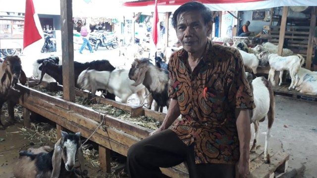 Haji Aan, salah satu penjual kambing di Pasar Kambing, Jalan Sabeni, Tanah Abang, Minggu (12/8/2018). (Foto: Ema Fitriyani/kumparan)