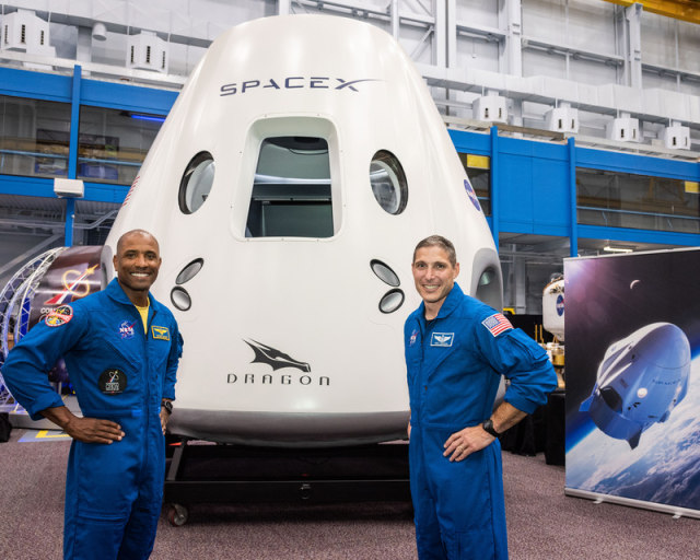 Astronaut Victor Glover (kiri) dan Mike Hopkins. (Foto: NASA)