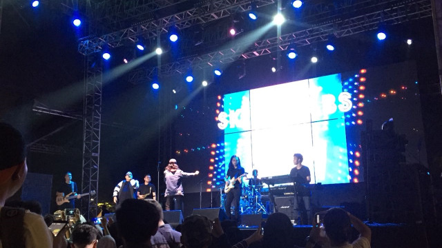 Kolaborasi Skinnyfabs dan Saykoji di panggung On Off Festival 2018 (Foto: Iqbal Dwiharianto/kumparan)