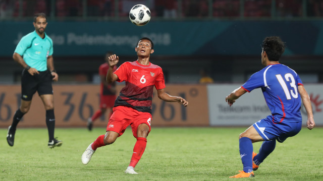 Evan Dimas vs Hungwei Chen di laga Timnas U-23 vs Taiwan. (Foto:  INASGOC/Charlie/sup/ANTARA)
