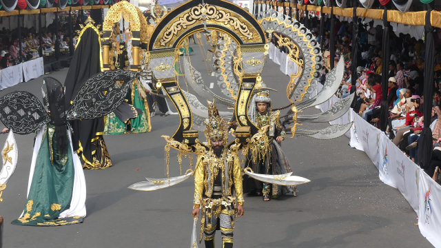 Defile dengan kostum seperti pedang menggambarkan perjuangan negara Arab Saudi.  (Foto: Gitario Vista Inasis/kumparan)